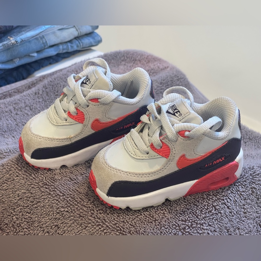 The Nike Air Max 90 Leather Toddlers' shoes
